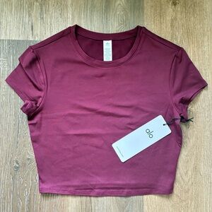 NWT Alo Yoga Alosoft Crop Finesse Short Sleeve - Burgundy Sz Small